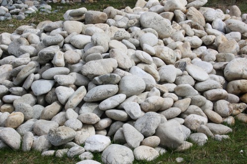  Бело-серый валунчик фр.100-300 мм.  купить в Санкт-Петербурге крупный камень для ландшафта серый, белый бело-серый валун крупная галька 4500 руб/т   фото 