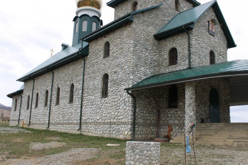 Kamenclub.ru: Галька речная плоская (бело-серая) фр. 100-200-300 мм. купить   в  Санкт-Петербургегалька речная плоская серый, белый, бело-серый, серо-белый речная галька плоская  6000 руб/т   фото КАМЕНЬ КЛУБ