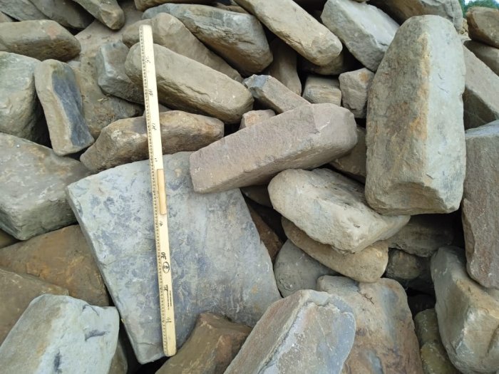  Песчаник для мощения дорожек, площадок, парковок ( фр 5-10 см)  купить  в Санкт-Петербурге песчаник  серый желтый коричневый рыжий песчаник оголтованный окатанный 6500 руб/т   фото 