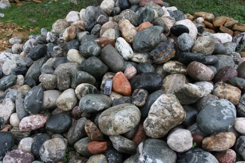  Ландшафтные валунчики фр.100-500 мм.  купить в Санкт-Петербурге крупный природный камень серый, темно-серый, светло-серый речной валун крупный 4800 руб/т   фото 