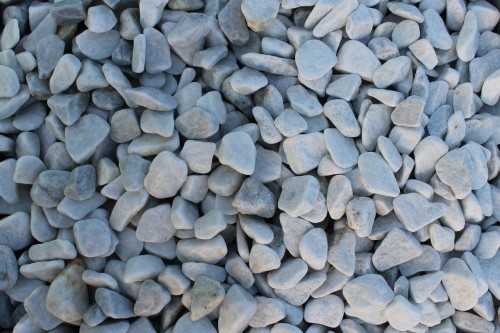  Галька белая мраморная (щебень галтованный белый), фр.20-40 мм.  купить  в Санкт-Петербурге мрамор белый бежевый молочный мраморный щебень декоративный 14500 руб/т   фото 