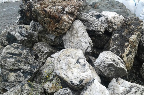  Черный гранит - кварцит фр. 100-500 мм.  купить в Санкт-Петербурге мрамор гранит черный с белыми прожилками, серый, белый валун скальный колотый 7000 руб/т   фото 