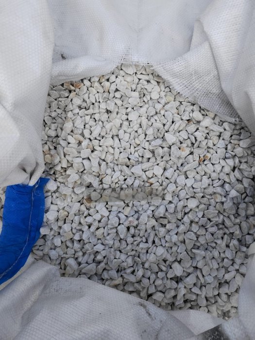  Мраморная крошка, щебень, цвет-белый, фр. 10-20 мм.  купить  в Санкт-Петербурге мрамор белый, молочный айвори каменная ландшафтная декоративная крошка шебня 9500 руб/т   фото 