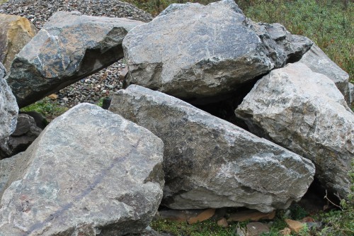  Змеевик скальник фр. 500-1500 мм.  купить в Санкт-Петербурге змеевик зеленый серый черный глыба скальная колотая 7500 руб/т   фото 