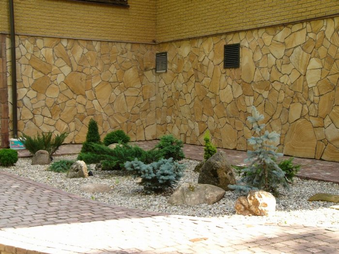  Песчаник пластушка желтый с разводом под дерево (2 см)  купить  в Санкт-Петербурге плитняк желтый с разводами, желтый, рыжий, серый песчаник пластушка рваная ландшафтная 11 000 руб/м3   фото 