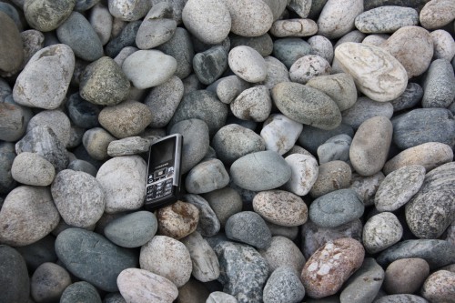  Галька речная окат (ассорти) фр. 50-100 мм. купить   в Санкт-Петербурге галька природная округлая серая белая черная серая коричневая синяя галька речная окатанная округлая 5000 руб/т   фото 