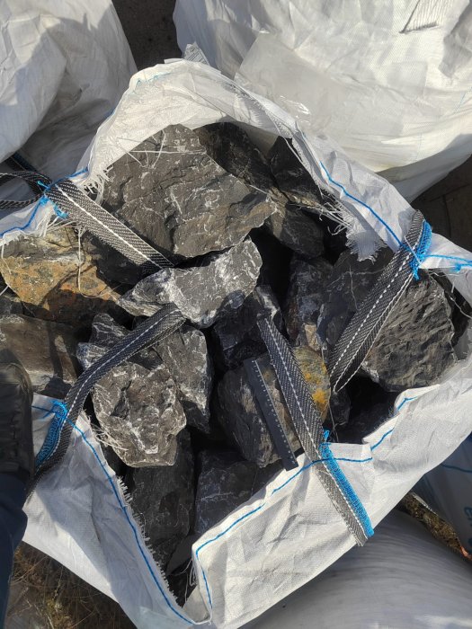 Черный мрамор скальник фр. 100-500 мм.  купить в Санкт-Петербурге мрамор черный белый серый крупный колотый валун ландшафтный 9000 руб/т   фото 