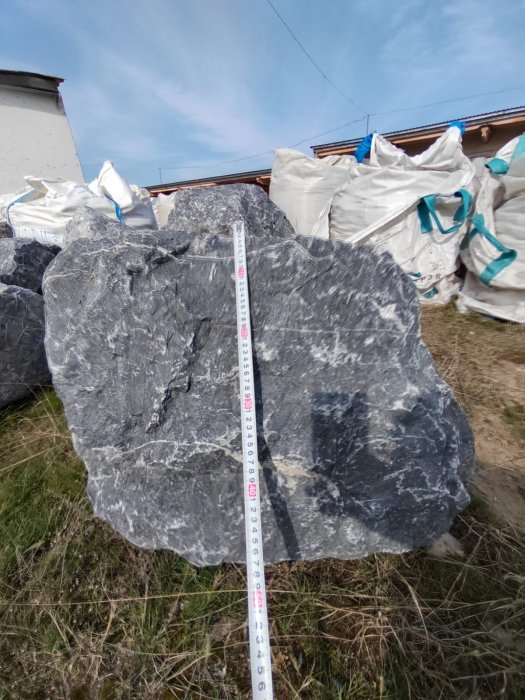 Черный мрамор скальник фр. 1000-1500 мм.  купить в Санкт-Петербурге мрамор черный белый серый крупный колотый валун ландшафтный 9000 руб/т   фото 