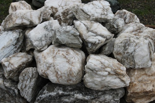 Мраморизированный известняк фр. 100-500 мм.  купить в Санкт-Петербурге известняк серый белый темно-серый сероватый валун природного образования окатанный 7 500 руб/т   фото 