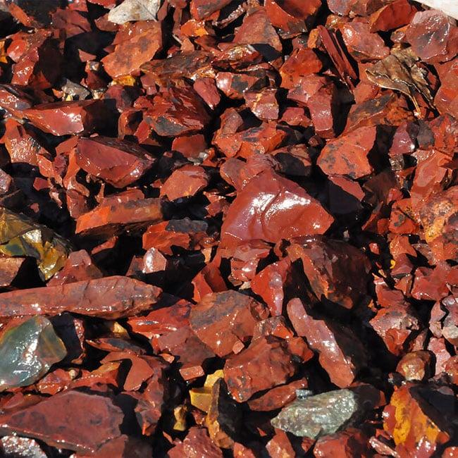  Щебень крошка красный (ЯШМА) фр. 10-20 мм.  купить  в Санкт-Петербурге яшма красный, бордовый, оранжевый, рыжий декоративный каменный ландшафтный щебень колотый 6 600 руб/т   фото 