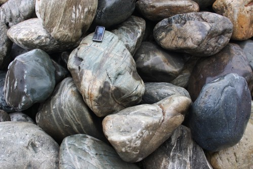  Речной валун Кабанчик фр.300-500 мм.  купить в Санкт-Петербурге крупный природный камень галька серый, темно-серый речной валун галечник масштабный 7000 руб/т   фото 