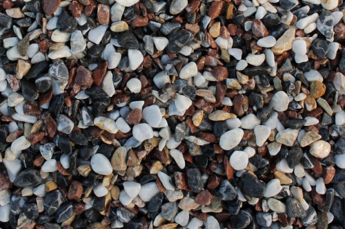 Микс мраморной гальки (щебень галтованный микс:белый-черный-розовый-медовый) фр.10-20 мм.  купить  в Санкт-Петербурге мрамор белый, медовый, черный, розовый мраморный декоративный ландшафтный окатанный округлый галтованный щебень 14500 руб/т   фото 