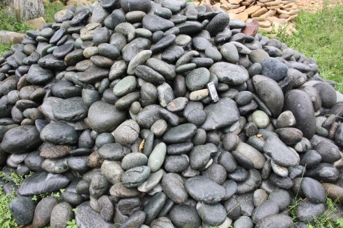  Темно-серый валунчик фр.100-300 мм.  купить в Санкт-Петербурге крупный природный камень серый, темно-серый, светло-серый речная галька большого размера окатанная 4500 руб/т   фото 