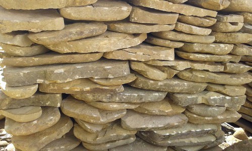 Песчаник колотый для облицовки (фр. 2-3 см)  купить  в Санкт-Петербурге песчаник бежевый серый рыжий песчаник строительный 5000 руб/т   фото 