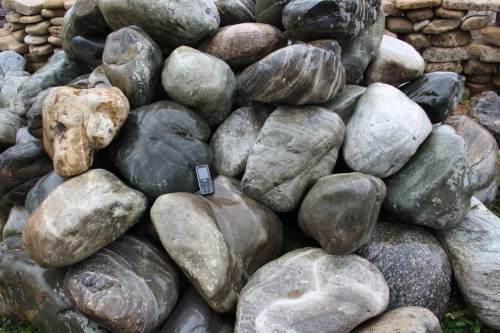  Речной валун Кабанчик фр.300-500 мм.  купить в Санкт-Петербурге крупный природный камень галька серый, темно-серый речной валун галечник масштабный 7000 руб/т   фото 