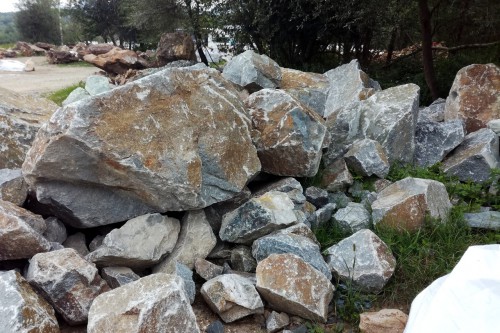 Гранит скальник (серо-зеленый) фр. 500-1500 мм.  купить в Санкт-Петербурге гранит мрамор  серый зеленый темно-серый глыба скальная колотая ландшафтная 7 500 руб/т   фото 