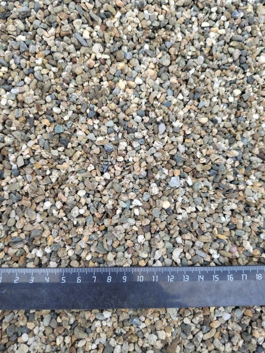  Галька речная окат (серая) фр.3-5 мм купить   в Санкт-Петербурге галька речная серая бежевый темно-серый окатанный речной камень округлый 8000 руб/т   фото 