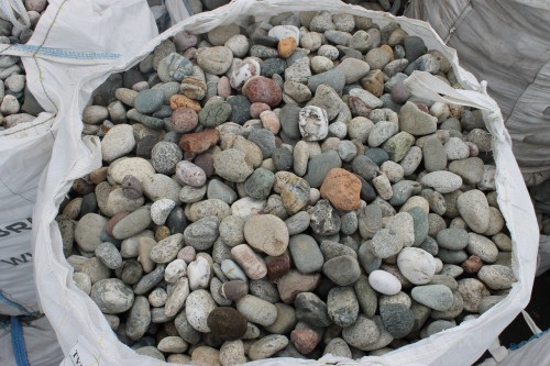  Галька окат (цветная картошка) фр. 50-100 мм. купить   в Санкт-Петербурге галька природная окатанная серый белый цветной синий темно-серый коричневый округлый галечник окатанный 4500 руб/т   фото 