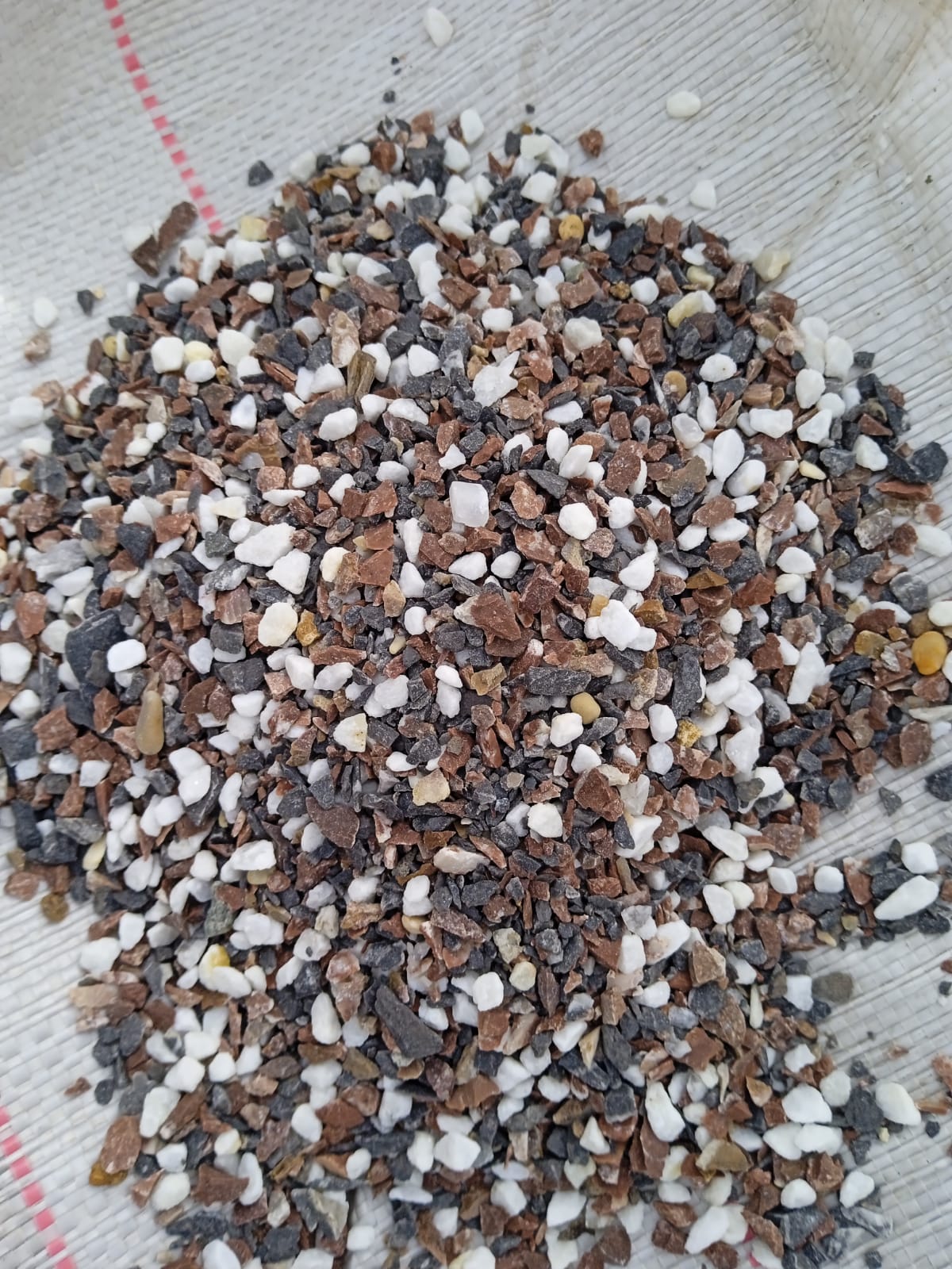  Мраморная галька (щебень галтованный микс:белый-черный-розовый-медовый) фр.5-10 мм.  купить  в Санкт-Петербурге мрамор белый, медовый, черный, розовый мраморный галтованный щебень декоративный ландшафтный 14500 руб/т   фото 