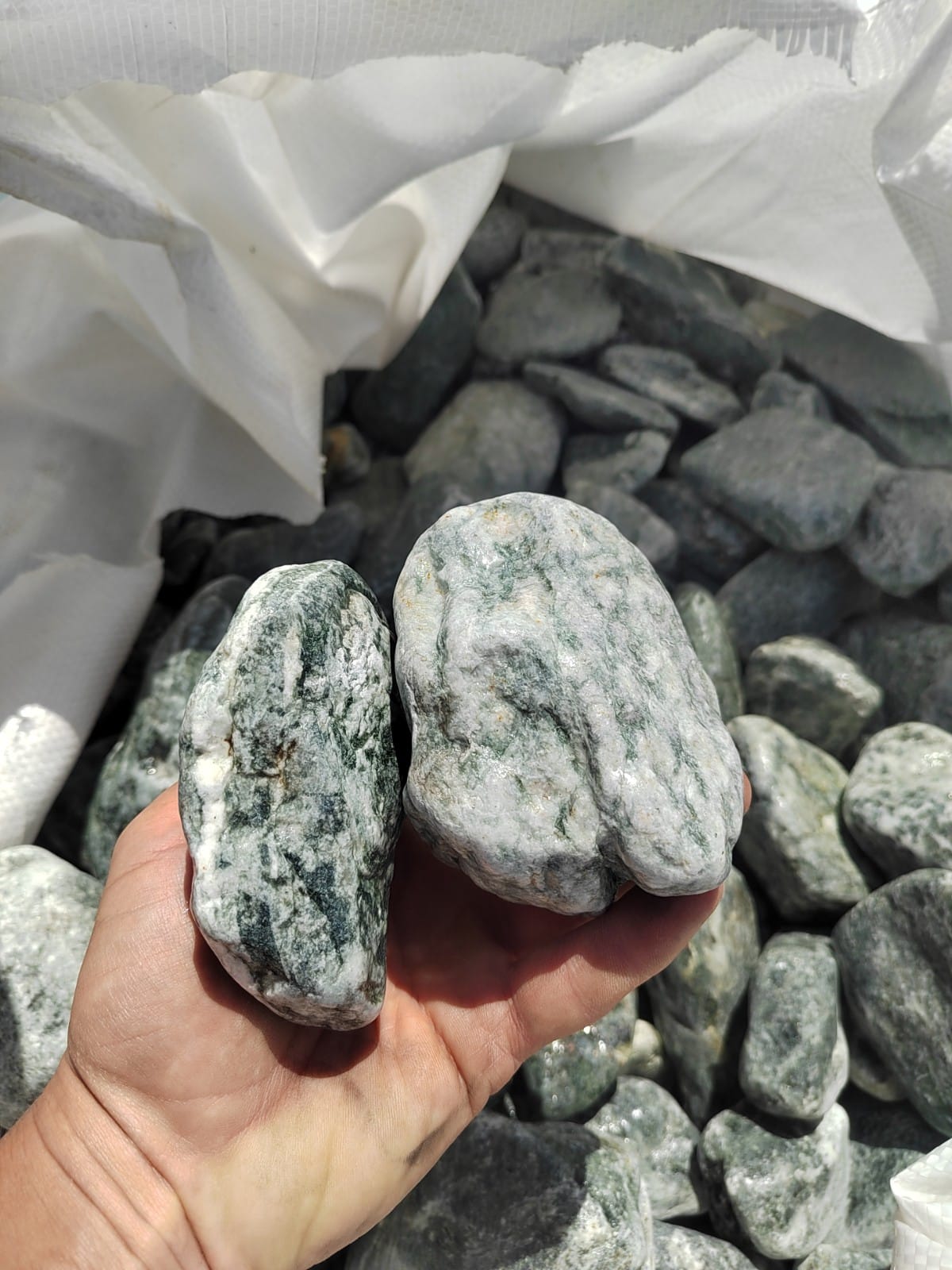 фото Галтованный жадеит (фр. 70-100 мм)  купить в Санкт-Петербурге в интернет-портале 