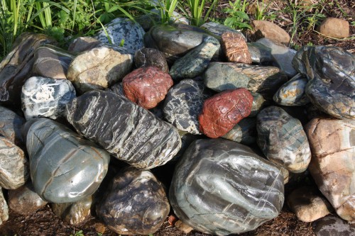 Ландшафтные валунчики фр.100-500 мм.  купить в Санкт-Петербурге крупный природный камень серый, темно-серый, светло-серый речной валун крупный 4800 руб/т   фото 