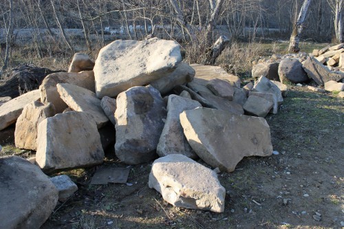 Песчаник плиты - плахи - пошаговые дорожки (фр. 70-150 мм)  купить  в Санкт-Петербурге песчаник серый бежевый желтый зеленый колотый песчаник строительный 6500 руб/т   фото 