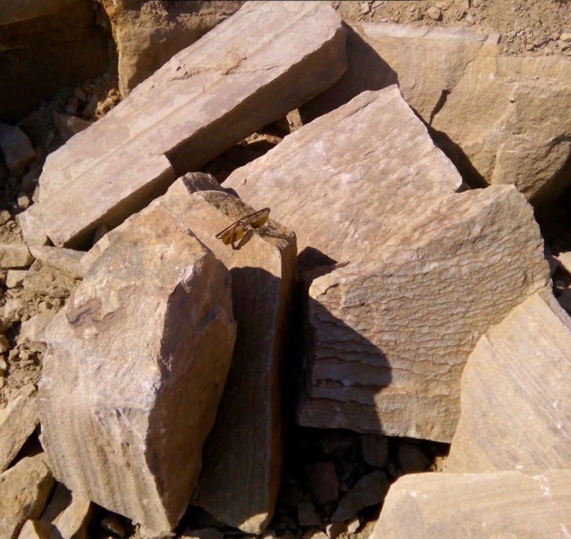 Песчаник пластушка желтый с рисунком (7-15 см)  купить  в Санкт-Петербурге плитняк - пластушка - бут желтый песчаник 8 000 руб/м3   фото 