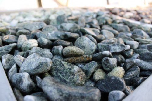  Зеленая галька (щебень галтованный зеленый змеевик) фр. 20-40 мм.  купить  в Санкт-Петербурге мрамор зеленый, салатовый оголтованный щебень мраморный 12 500 руб/т   фото 