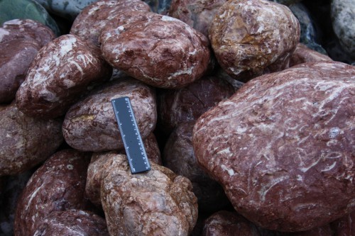  Розовый валунчик фр.100-300 мм.  купить в Санкт-Петербурге крупный природный камень розовый, серый молочный красный речной галечник природный 7850 руб/т   фото 