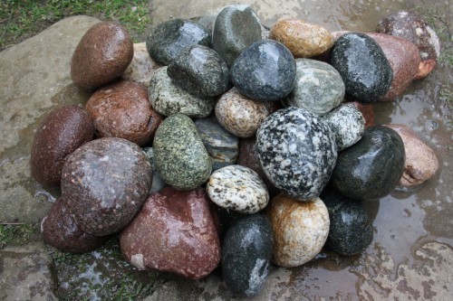  Галька окат (цветная картошка) фр. 50-100 мм. купить   в Санкт-Петербурге галька природная окатанная серый белый цветной синий темно-серый коричневый округлый галечник окатанный 4500 руб/т   фото 