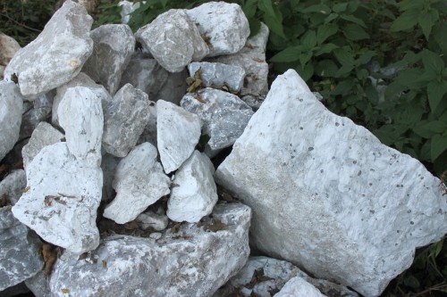  Мраморизированный известняк фр. 100-500 мм.  купить в Санкт-Петербурге известняк серый белый темно-серый сероватый валун природного образования окатанный 7 500 руб/т   фото 