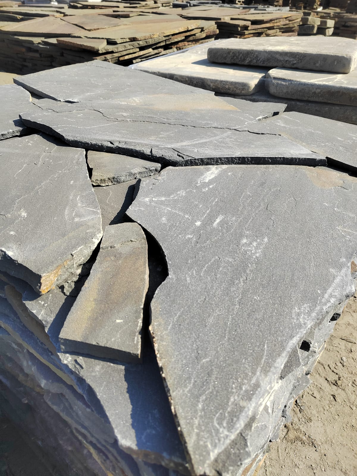 Песчаник пластушка светло-серый (3,0 см)  купить  в Санкт-Петербурге песчаник светло-серый, серый песчаник рваный ландшафтный колотый 7 500 руб/м3   фото 