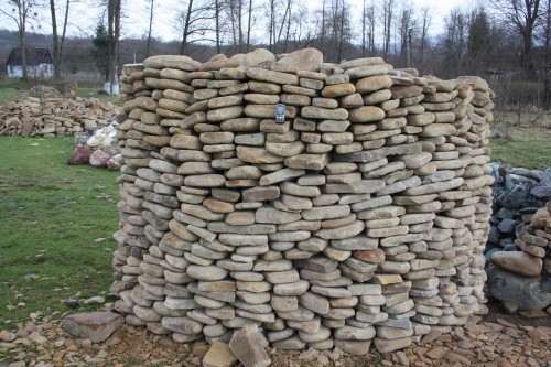 Песчаник для мощения дорожек, площадок, парковок ( фр 5-10 см)  купить  в Санкт-Петербурге песчаник  серый желтый коричневый рыжий песчаник оголтованный окатанный 6500 руб/т   фото 