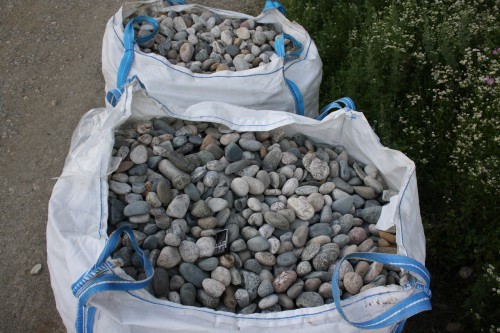  Галька речная окат (ассорти) фр. 50-100 мм. купить   в Санкт-Петербурге галька природная округлая серая белая черная серая коричневая синяя галька речная окатанная округлая 5000 руб/т   фото 