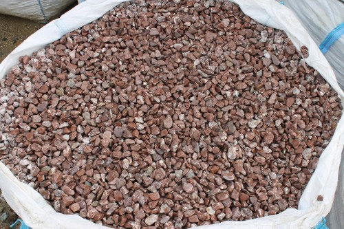  Розовая мраморная галька (щебень галтованный розовый) фр.10-20 мм.  купить  в Санкт-Петербурге мрамор розовый, красный ландшафтный декоративный окатанный округлый щебень 13500 руб/т   фото 