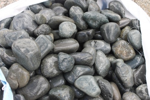 Темно-серый валунчик фр.100-300 мм.  купить в Санкт-Петербурге крупный природный камень серый, темно-серый, светло-серый речная галька большого размера окатанная 4500 руб/т   фото 