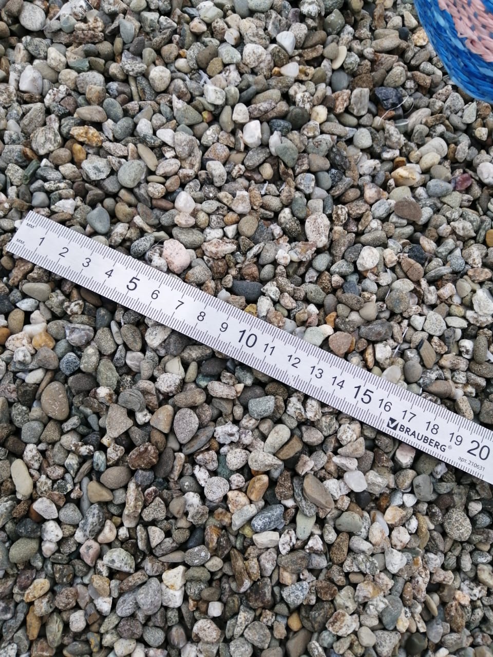  Галька речная окат (серая) фр.3-5 мм купить   в Санкт-Петербурге галька речная серая бежевый темно-серый окатанный речной камень округлый 8000 руб/т   фото 