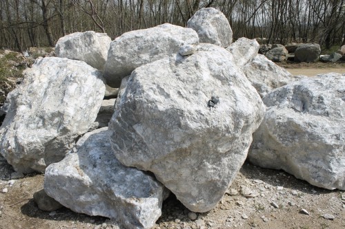 Мраморизированный известняк фр.500-1500 мм.  купить в Санкт-Петербурге    7 000 руб/т   фото 