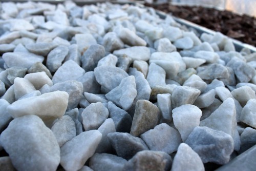  Мраморная крошка, щебень, цвет-белый,  фр. 20-40 мм.  купить  в Санкт-Петербурге мрамор белый молочный слоновая кость айвори  мраморная крошка ландшафтная 9500 руб/т   фото 