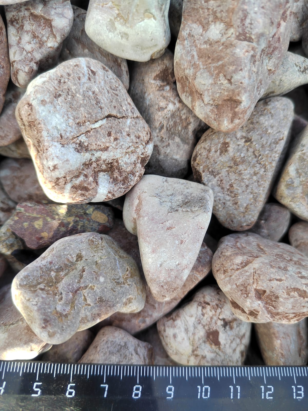  Розовая галька (щебень галтованный розовый) фр.20-40 мм.  купить  в Санкт-Петербурге мрамор розовый, красный оголтованный округлый щебень  13500 руб/т   фото 