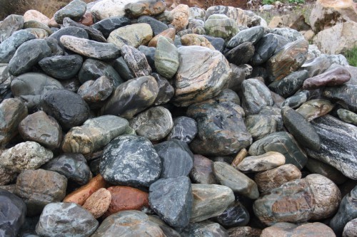  Ландшафтные валунчики фр.100-500 мм.  купить в Санкт-Петербурге крупный природный камень серый, темно-серый, светло-серый речной валун крупный 4800 руб/т   фото 
