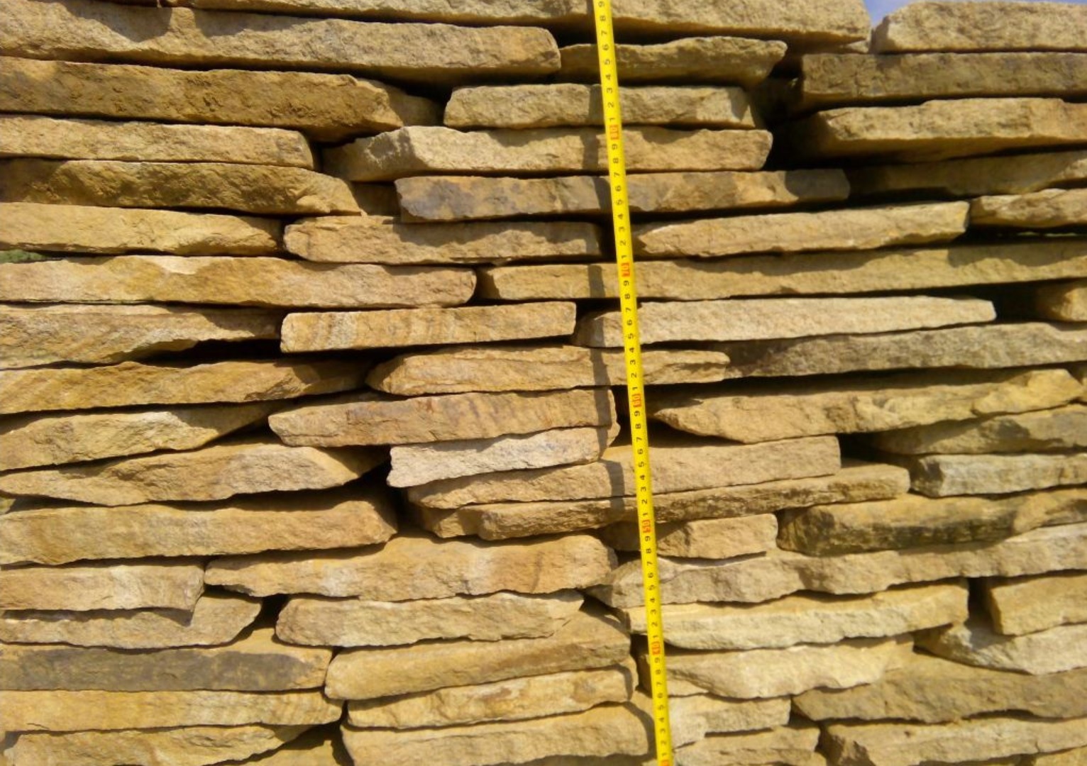 Песчаник пластушка желтый с разводом под дерево (2 см)  купить  в Санкт-Петербурге плитняк желтый с разводами, желтый, рыжий, серый песчаник пластушка рваная ландшафтная 11 000 руб/м3   фото 