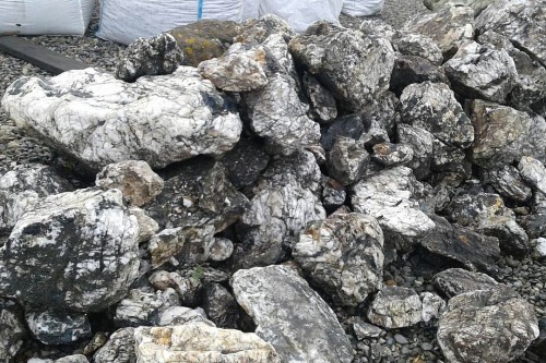  Черный гранит - кварцит фр. 500-1000 мм.  купить в Санкт-Петербурге гранит кварцит черный серый белый скальный колотый валун 7000 руб/т   фото 