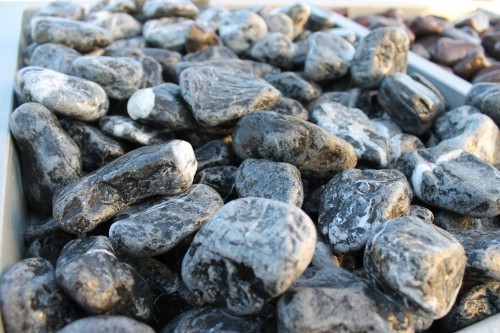  Галька мраморная черная (щебень галтованный черный мрамор) фр. 50-100 мм.  купить  в Санкт-Петербурге мрамор черный с белыми прожилками щебень ландшафтный мраморный 9000 руб/т   фото 