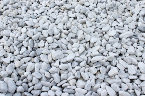 Белая мраморная галька (щебень галтованный белый) фр.10-20 мм.  купить  в Санкт-Петербурге мрамор белый, молочный, айвори окатанный округлый декоративный ландшафтный щебень 14500 руб/т   фото 