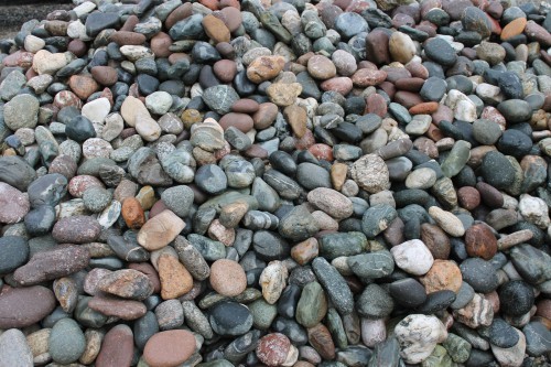  Галька окат (цветная картошка) фр. 50-100 мм. купить   в Санкт-Петербурге галька природная окатанная серый белый цветной синий темно-серый коричневый округлый галечник окатанный 4500 руб/т   фото 