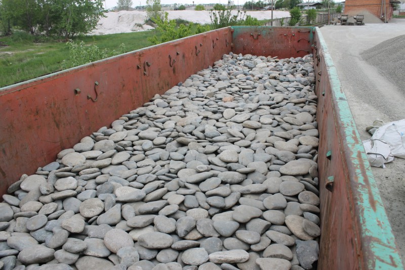 Kamenclub.ru: Галька речная плоская (серо-белая) фр. 70-120 мм. купить   в  Санкт-Петербургегалька галечник речной серый, белый окатанная плоская  природная галька 7000 руб/т   фото КАМЕНЬ КЛУБ