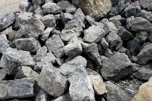  Черный мрамор скальник фр. 1000-1500 мм.  купить в Санкт-Петербурге мрамор черный белый серый крупный колотый валун ландшафтный 9000 руб/т   фото 