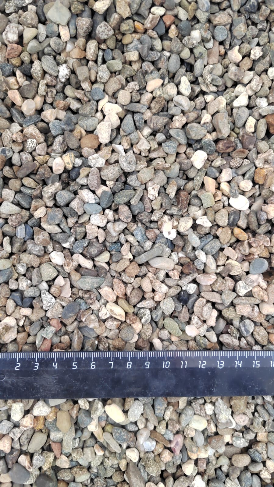  Галька речная окат (серая) фр.5-10 мм купить   в Санкт-Петербурге галька речная серая, серый, темно-серый, светло-серый, коричневый речная окатанная галька декоративная ландшатфная 4000 руб/т   фото 