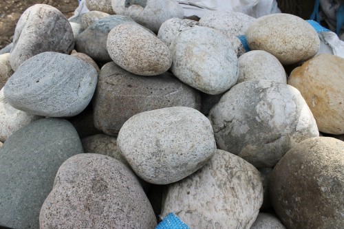  Речной валун (Ассорти) фр.100-300 мм.  купить в Санкт-Петербурге галечник серый, темно-серый, светло-серый речная галька крупных размеров 4200 руб/т   фото 